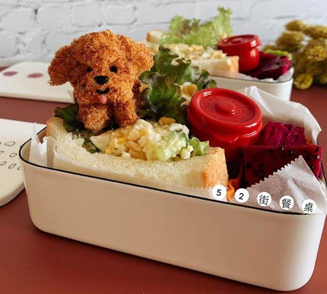 一位人妻竟利用马铃薯泥和肉松，做出「红贵宾」三明治便当。神级表现让1.3万网友们都跪了。(摘自我爱全联-好物老实説)