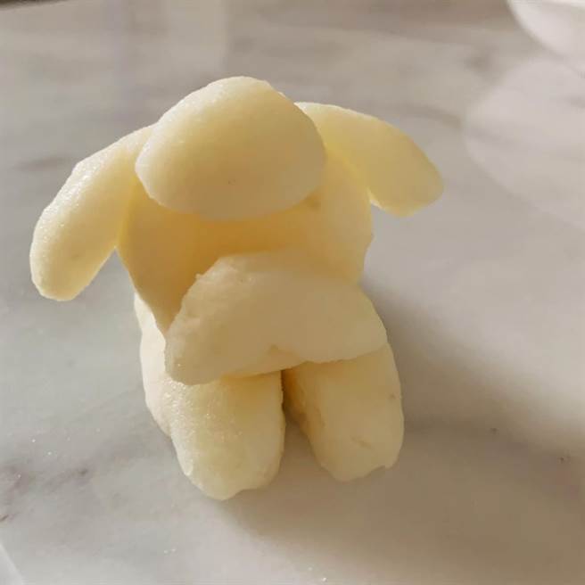 一位人妻利用马铃薯泥、鱼松和美乃滋，就打造出一只可爱的迷你红贵宾。(摘自我爱全联-好物老实説)