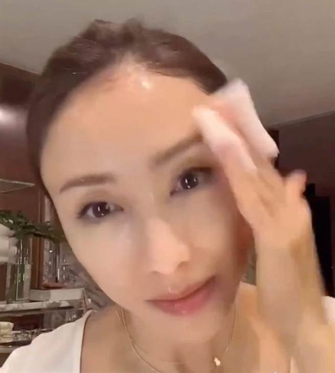 黎姿大方在镜头剪卸妆 (图/ 黎姿微博)