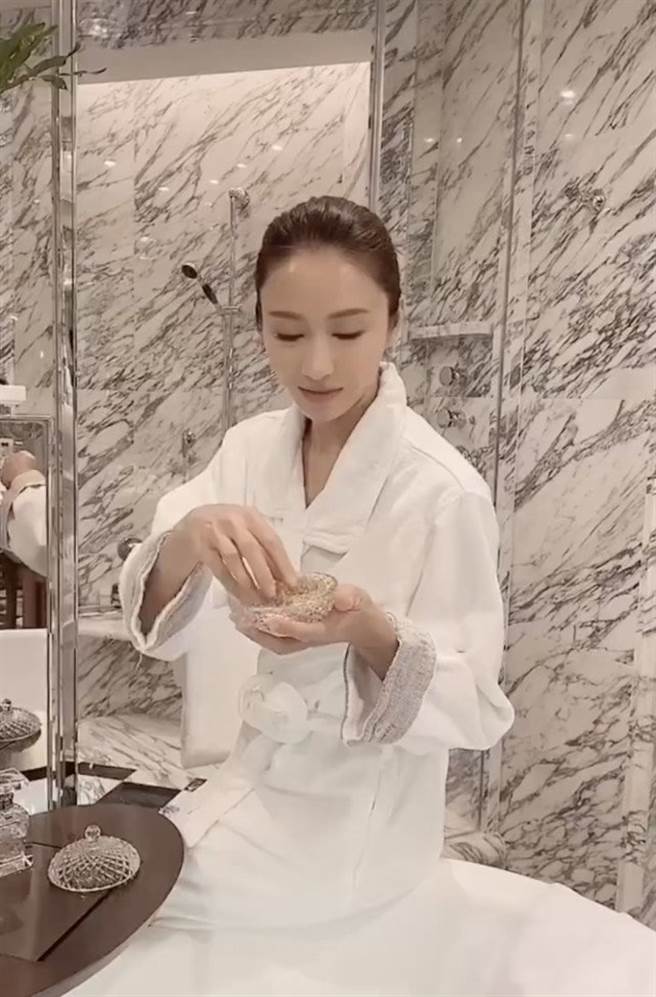 黎姿家的豪华浴室意外成焦点 (图/ 黎姿微博)