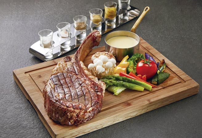 12月慕軒飯店GUSTOSO義大利餐廳推出周日限定戰斧牛排無限饗宴，盡享安格斯黑牛戰斧的迷人滋味。圖／業者提供