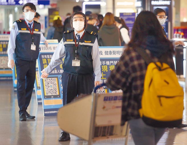 中央流行疫情指挥中心28日公布，国内新增9例境外移入病例，在桃园机场入境管制区内，防疫人员引导下机旅客上网申报入境健康声明资料。（范扬光摄）