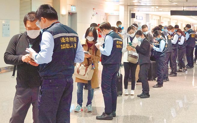 中央流行疫情指挥中心日前宣布，自12月1日起实施秋冬防疫专案，不少海外民眾纷纷抢在新制上路前返台。（范扬光摄）