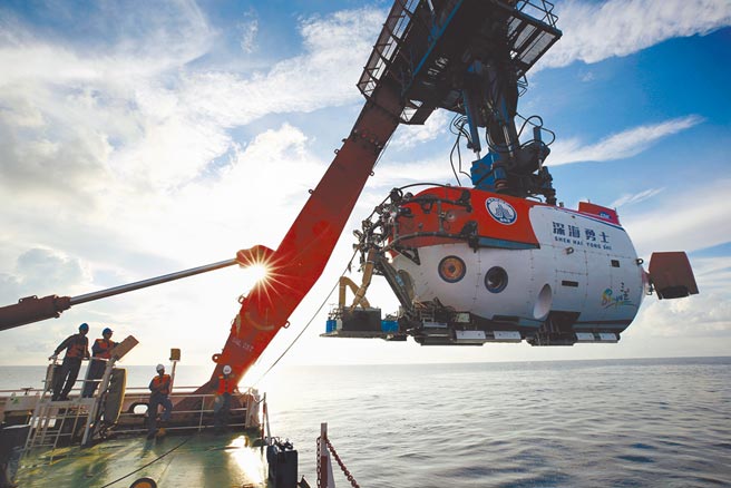 成功实现10909公尺深潜纪录的「奋斗者号」载人潜水器。（新华社）