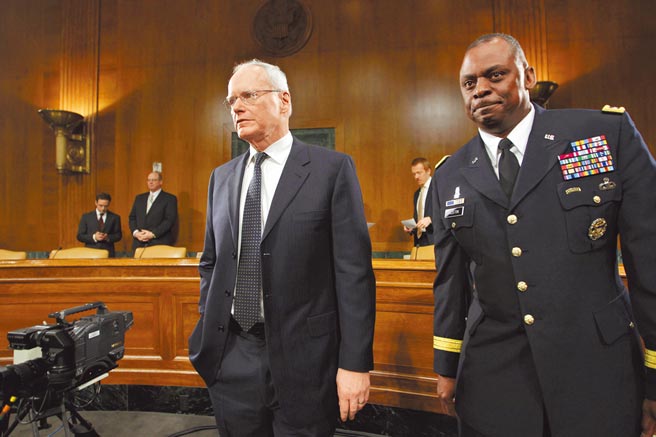 美国非裔四星上将奥斯汀（右）2011年与时任美国驻伊拉克大使杰弗瑞一起前往国会参议院军事委员会作证。奥斯汀是总统当选人拜登考虑的国防部长人选之一。（美联社）