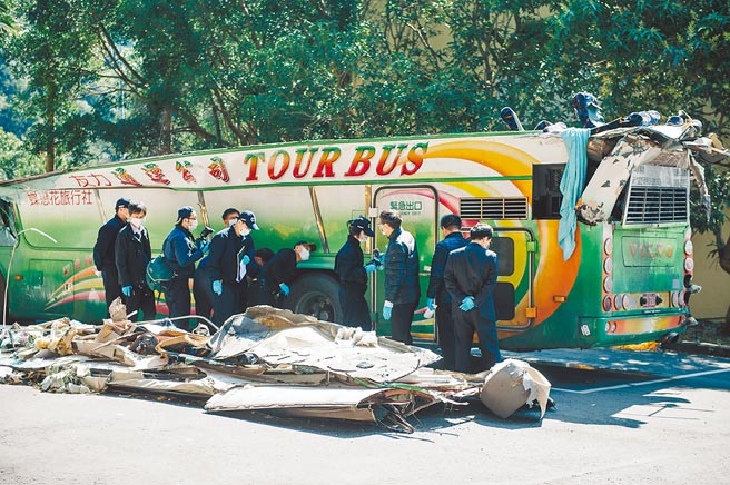 蝶恋花旅行社的游览车出团北返时，因驾驶过弯时未减速撞山翻车，酿成33死惨剧。（本报资料照片）