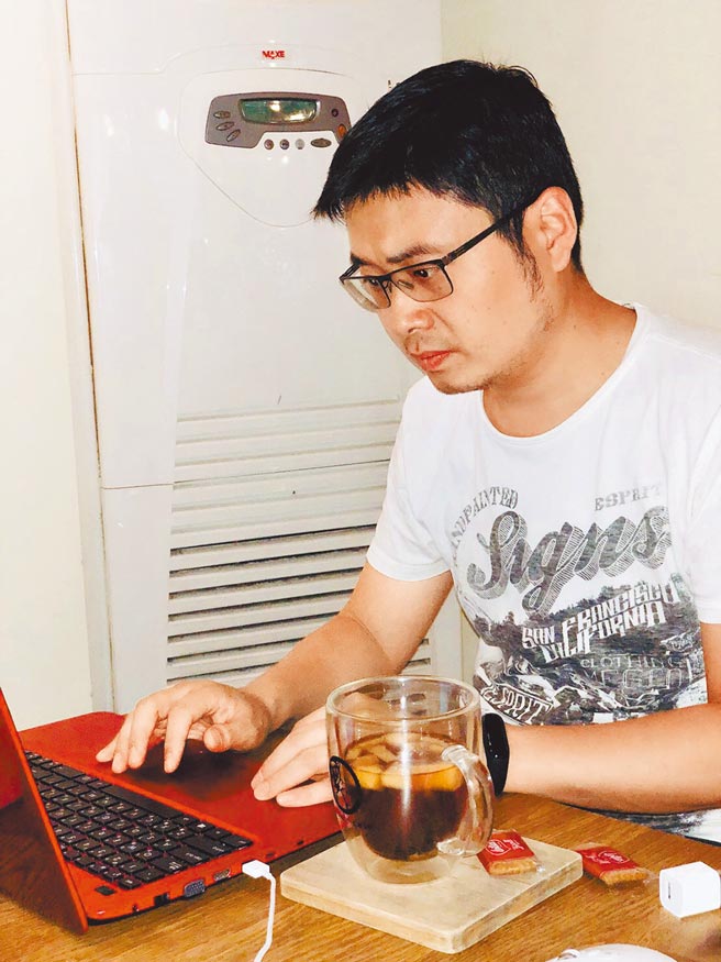 资深导游赖信志在疫情期间，着手书写以北海道小人物为出发点的另类旅游书。(翻摄照片／林郁平台北传真）