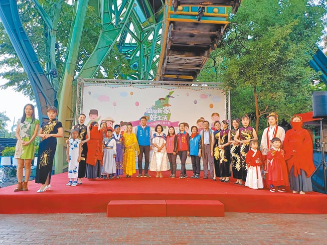 宜兰县政府28日举办「国际移民嘉年华」活动，来自各国的新移民各自穿上母国传统服饰走秀，让民眾看得目不暇给。（胡健森摄）