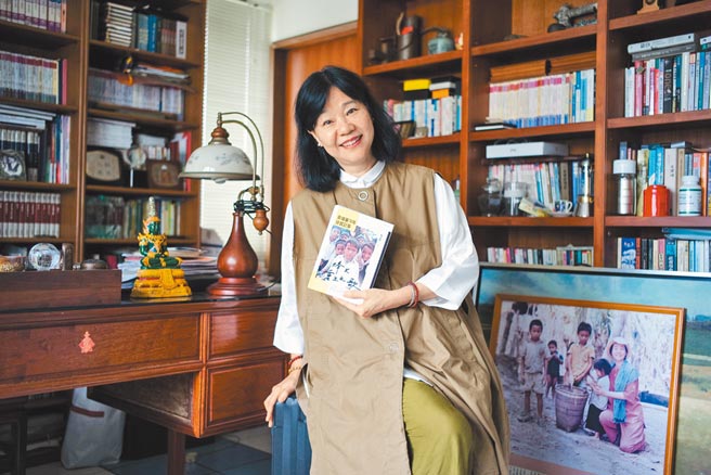 杨蔚龄1979年起，投入社会服务，扩及海外难胞救助和失学难童教育。在《烽火重生之歌-柬埔寨30年扶贫记事》书中，揭开大眾所不知的柬埔寨。（郭吉铨摄）