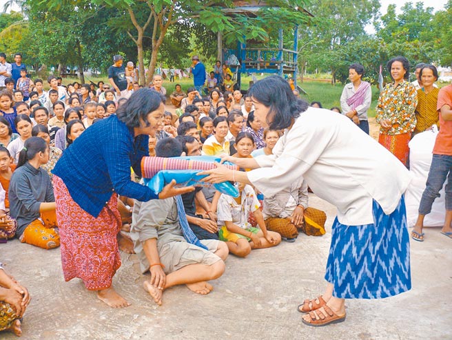 手工织布为柬埔寨传统技艺，杨蔚龄年年都向当地居民买手织布，再制公益商品。（联合文学提供）