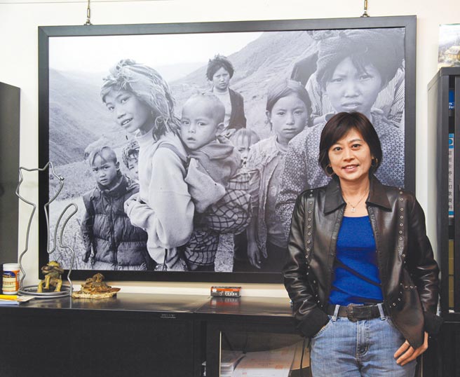 作家張平宜在《台灣娘子上涼山》書中，記錄她多年來為大陸四川大營盤小學奔走的點點滴滴，書中所有的影像都是攝影家林國彰所拍攝的。（本報資料照片）