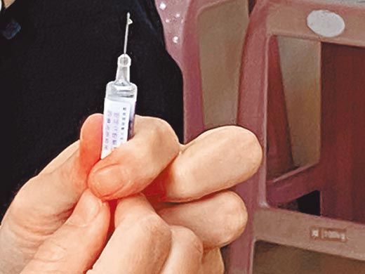 台中市卫生局强调，施打疫苗需经由医师专业评估后，并且由医事人事施打。（示意图／冯惠宜摄）