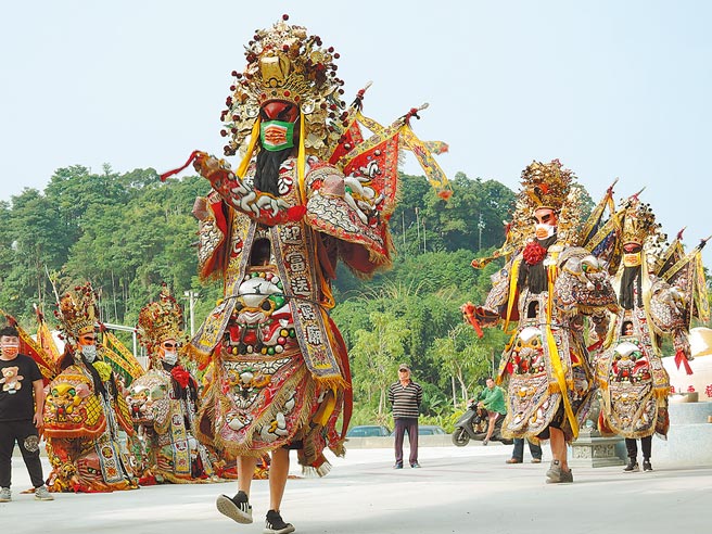 嘉义县中埔乡欢喜财神庙打造了全台第一支彩色口罩的神将团，28日正式亮相。（张毓翎摄）