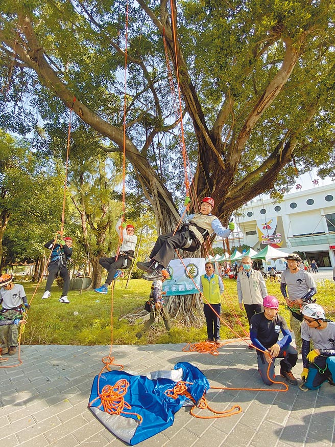 樹木保護嘉年華系列活動之一「台灣攀樹國際錦標賽」28日在台南登場，市長黃偉哲（右）也下場體驗攀樹。（曹婷婷攝）