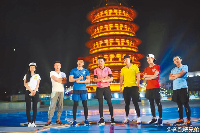 Angelababy杨颖（左起）、郑恺、李晨、邓超、陈赫、鹿晗、王祖蓝开心同框。（摘自微博）