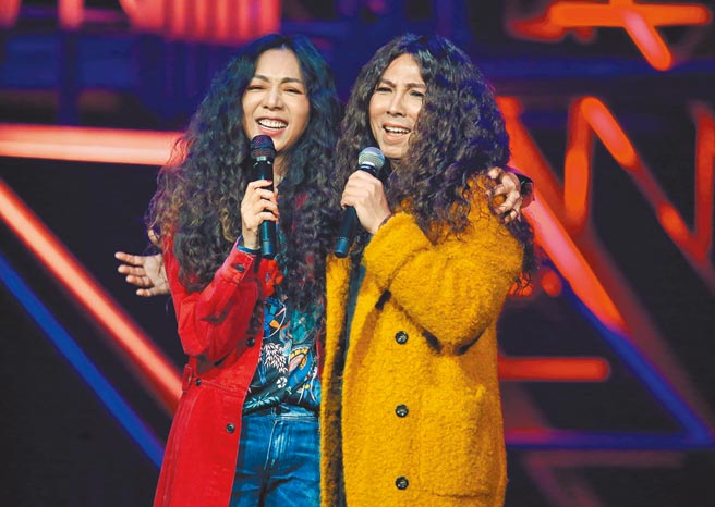 郭子（右）昨装扮成万芳的模样与本尊同台合唱。（粘耿豪摄）