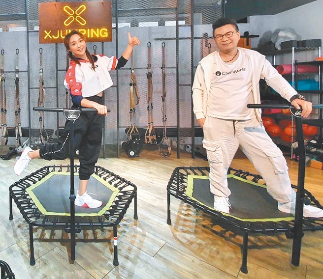 张文绮近日录沈玉琳主持的《玩命街头》。（民视提供）