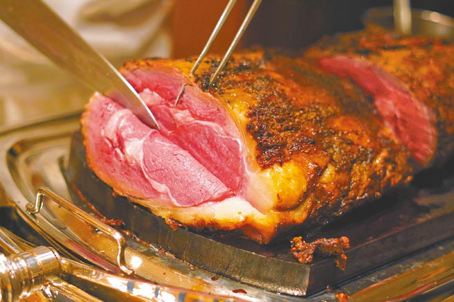 台北西华饭店亨利酒吧推出奢华的「海陆双飨宴」，若结合住房专案还可将现切美国Prime顶级炉烤肋眼牛排吃到饱。（何书青摄）