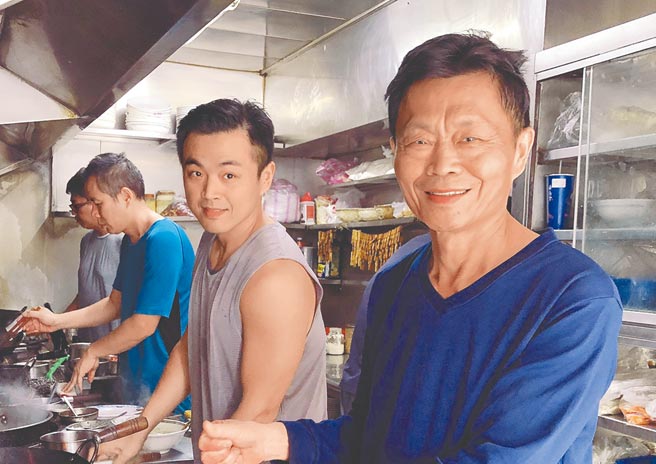 慈眉善目的黄雨顺（右）上了炉头，眼神就变成「鹰」，他能在3秒内将各种调味料整合下锅。（梁幼祥提供）