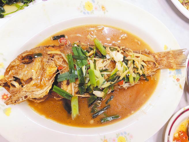 先煎后烧的「红烧鱼」，来「良友小馆」必点菜色。（梁幼祥提供）