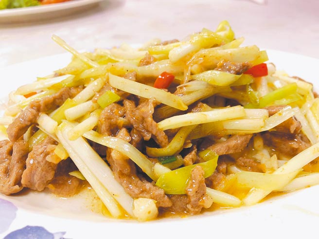 「韭黄牛肉丝」考验厨师对火候、镬气的拿捏。（梁幼祥提供）