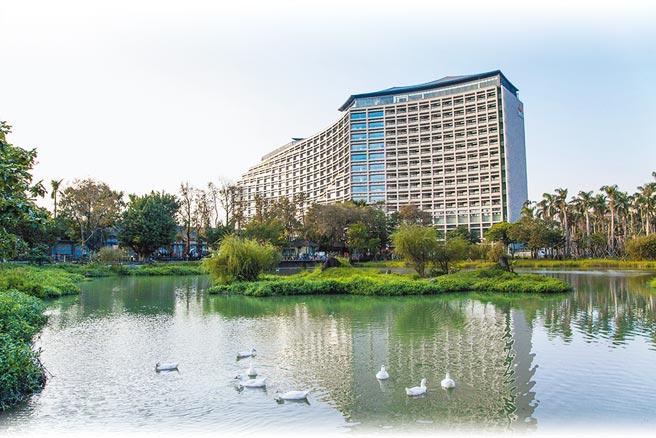 走出诚品行旅即可零距离拥抱松山文创园区的自然绿意。（诚品行旅提供）