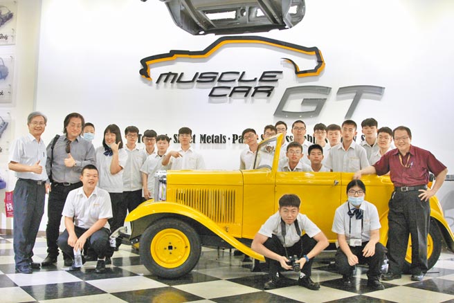 合擎为全球骨董车復刻龙头，专门生产1947年至1973年北美经典老车钣件，知名电影代号「Eleanor」的野马都是合擎钣件。图片提供／开南中学