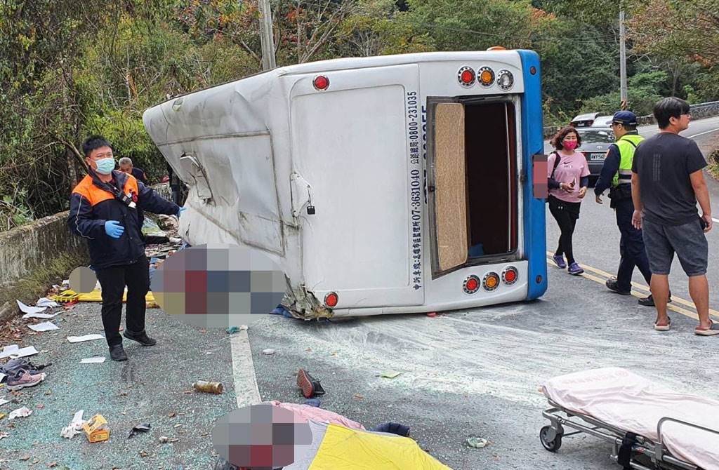南投仁愛鄉前往奧萬大途中，一台中型巴士翻覆，傳1死20傷。（南投縣消防局仁愛分隊提供）