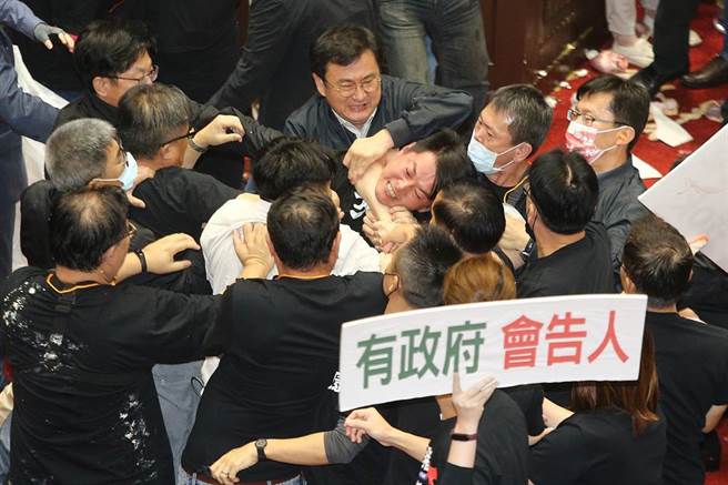 陈柏惟曾呛声江启臣「不道歉就试试看，以为我不能1打35？」未料却在27日衝突中遭林为洲锁喉秒杀 (资料照／杜宜谙摄)