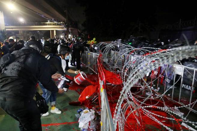 泰国抗议群眾包围第11军团基地，泼漆表达第11军团应回归陆军指挥。(图/路透社)