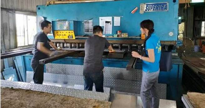 俗称厂工的「事业类移工」最低工资为23800元，但看护工的薪水最低仅17000元，因此不少看护工来台不久后都会选择去工厂工作。（图／ 顶尖国际提供）