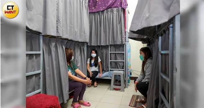 由于厂工受到《劳基法》保证，各地政府现也十分注重厂工的工作及生活环境，不少厂工都有具有隐私性的宿舍床位，令不少只能睡在病人旁边的看护工相当羡慕。（图／马景平摄）