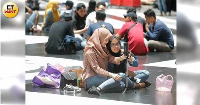 外籍移工离乡背井来台工作，只有假日与同乡聚会时能放松。（图／黄耀徵摄）