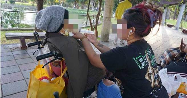 看護工一天二十四小時照護重症病患，沒有法定假日，但薪水卻比廠工來得低，也讓看護工起心動念成為逃逸移工。（圖／報系資料照）