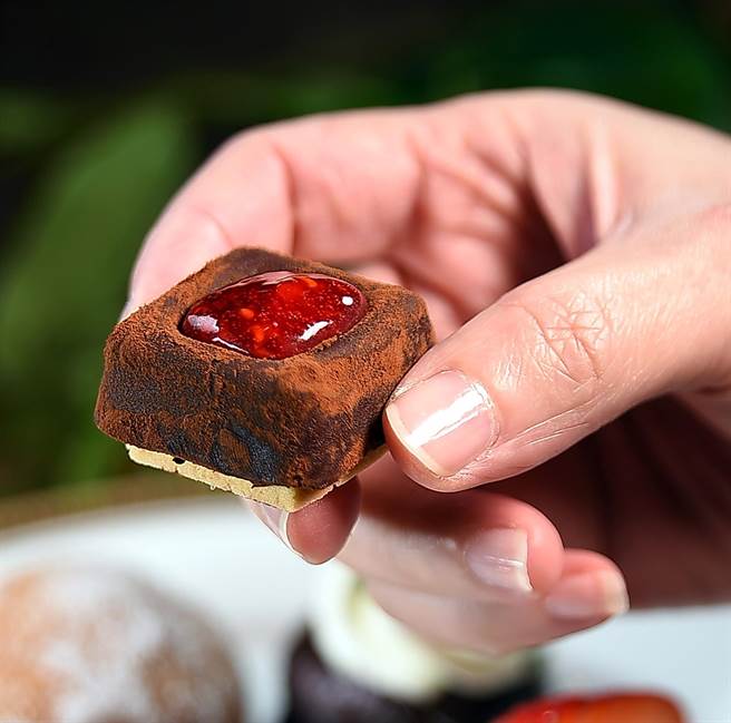 〈森永生巧克力〉是以香脆餅乾作基底，鋪上以森永百分之六十可可、鮮奶油製成的生巧克力磚及酸甜覆盆莓醬，酸甜芬香的大人味巧克力。（圖／姚舜）