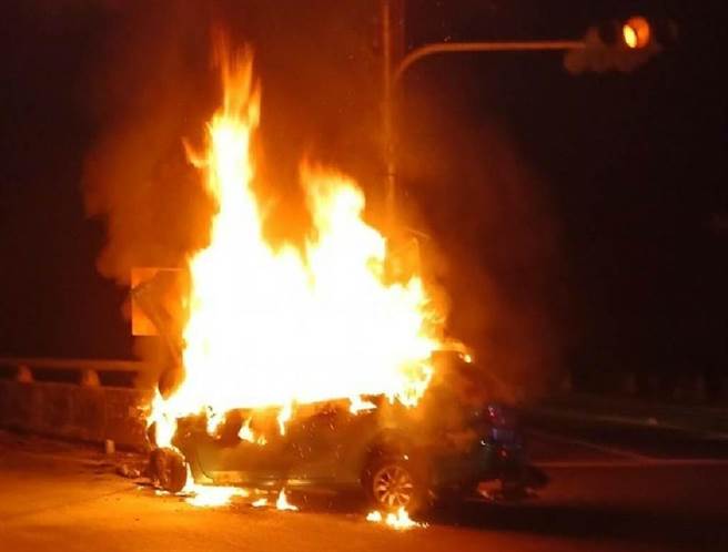 邱男車子撞擊橋頭後，當場起火燃燒，火勢猛烈。（讀者提供／莊曜聰台南傳真）
