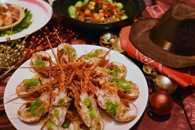 台北W饭店推出「W抵家啦」除夕围炉宴，菜式包括有「金银鸳鸯香蒜蒸龙虾」。图／台北W饭店