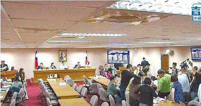 2017年5月立法院开会审查法案，有立委助理遭地上电源线绊倒受伤，台北地院判立法院国赔任女343万多元。（图／报系资料照片）