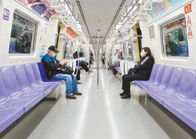 有民眾搭乘机场捷运途中，遭手扶梯上的尖锐物划伤。（图／示意图，中时资料照）