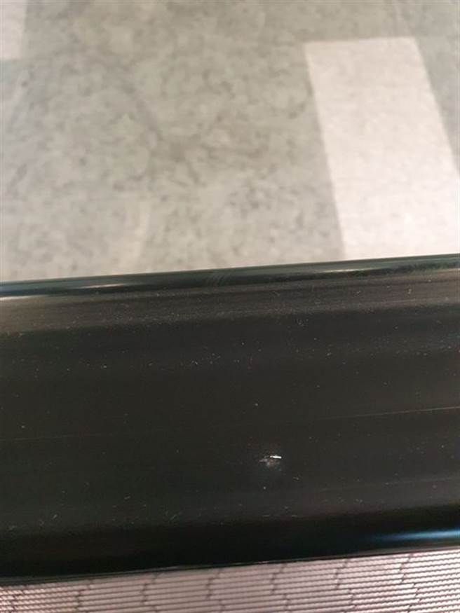 扶手带上暗藏尖锐物，使他手掌见血。（图／翻摄自PTT）