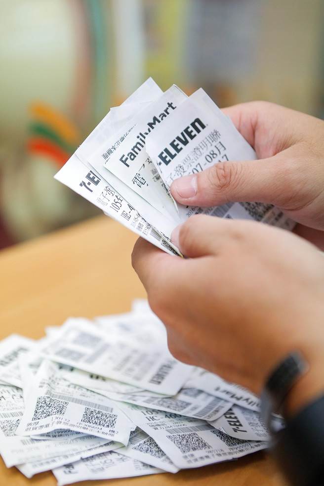 購買塑膠袋洗發票目前無法可管。(示意圖／本報系資料照片)