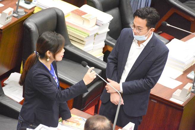 Gao City Councilor Li Yajing (left) is still dissatisfied that the city government only provides a small cup of papaya milk to the public at the Liuhe night market.  Director of Economic Development Liao Taixiang (right) can only continuously apologize.  (Photo by Lin Hongcong)