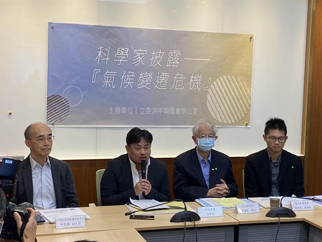 李远哲表示，气候变迁除了造成经济重大损失，人类生存关系紧密的许多物种可能从地球上消失，他坦言，地球环境越来越糟，我们无法给下一代更好的地球，只能延缓劣况的发生。（李柏澔）