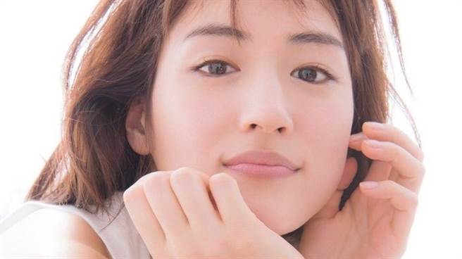 2020日本国民女神排行榜出炉，新垣结衣竟狠赢绫濑遥。（图／twitter@ayaseharukafans）