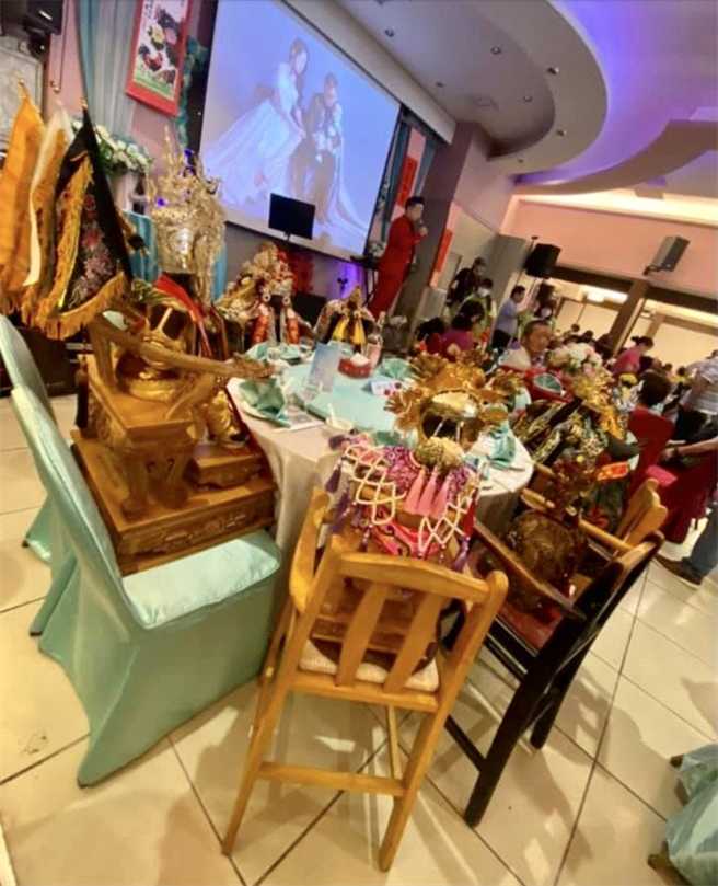 网友PO出朋友喜宴，隔壁桌坐的竟全是神明。（图／截自爆废1公社）