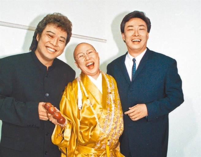 張菲（左起）、恆述法師以及費玉清是演藝圈出名3姊弟，過去曾同台帶給大家歡樂。（資料照片