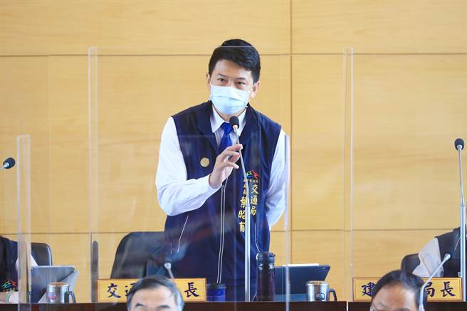 交通局長葉昭甫強調，安全是最高原則，市府只有在安全無虞的情況下，才會討論後續時程。（陳世宗攝）