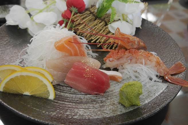 金瓜石过去为开採黄金的重要矿山，最近有鱼贩创意研发「金箔生鱼片」，既新奇又好吃。（朱志成提供／吴康玮新北报导）