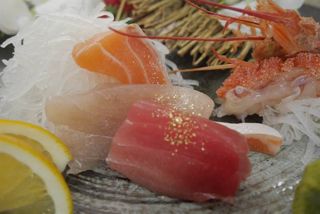 金瓜石过去为开採黄金的重要矿山，最近有鱼贩创意研发「金箔生鱼片」，既新奇又好吃。（朱志成提供／吴康玮新北报导）