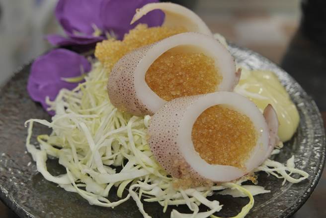 黄金小卷在小卷肚子内塞满飞鱼卵，切开不会散掉。（朱志成提供／吴康玮新北报导）